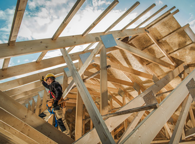 Bauarbeiter arbeitet an Holzkonstruktion