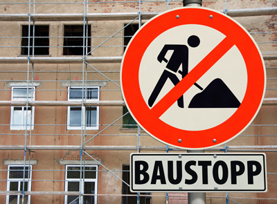 Baustelle mit Schild Baustopp