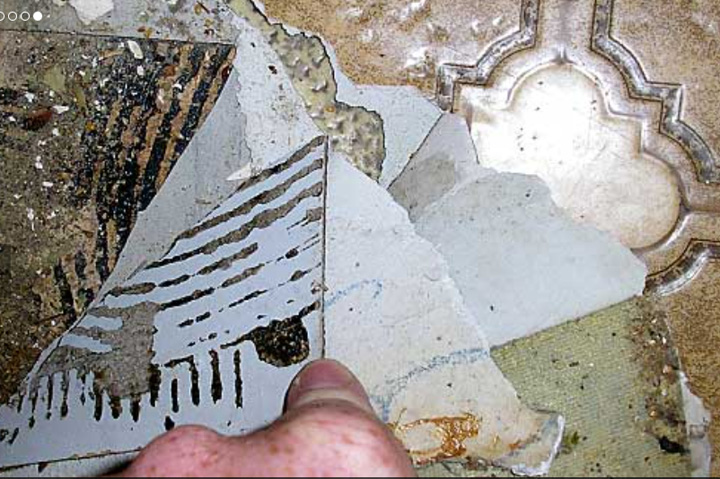 Asbest belasteter Bodenbelag mit Asbestkleber fixiert