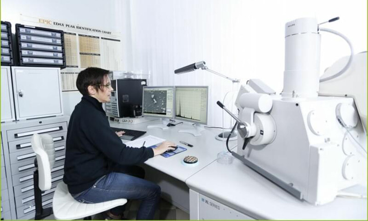 Asbestprobe - Untersuchung mit Rasterelektronenmikroskop bei CRB. © crb-gmbh.com/ Asbestprobe - Untersuchung mit Rasterelektronenmikroskop