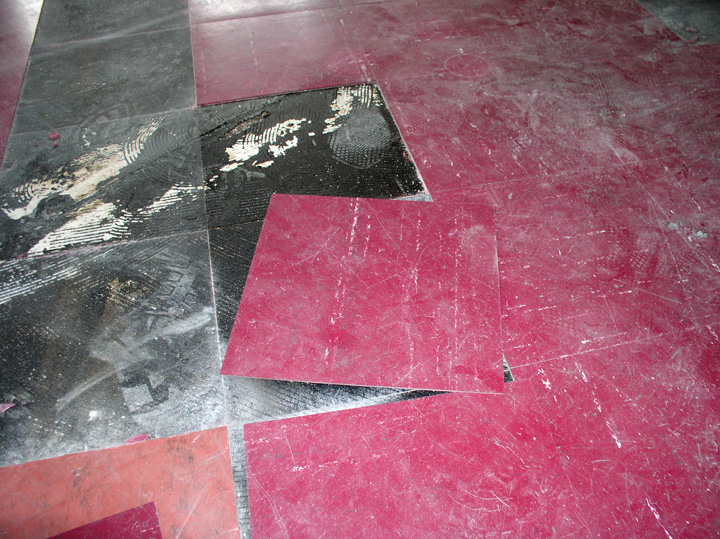 Floorflexplatten mit bituminösem Kleber