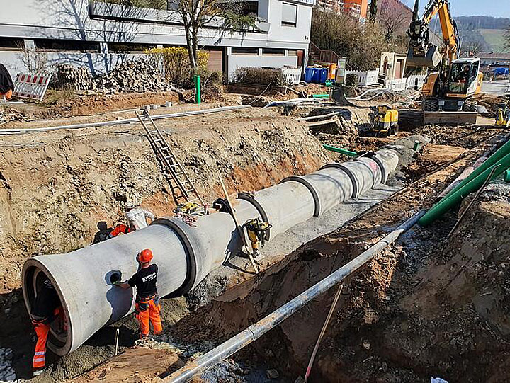 Erdverlegte Abwasserkanalisation in offener Bauweise - bei Neuverlegung ohne Alternative. Da muss aufgegraben werden. Foto: Taubertal Kanalneubau mit aufgegrabener Trasse