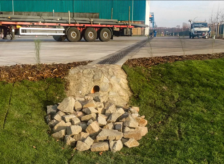 Entwässerungsrinne mit Einleitung in Mulde